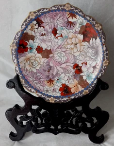 GORGEOUS! VTG CHINESE CLOISONNE ENAMEL FLORAL SCALLOPED PLATE on WOODEN STAND - Picture 1 of 18