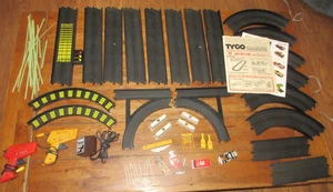 Vintage Tyco Command Control Night Glow Slot Car Set Ricambi 2 Camion Furgone - Foto 1 di 17