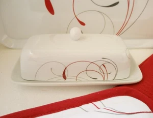 💕 NEUWERTIG Corelle SPLENDOR Porzellan BUTTERDOSE MIT ÜBERZOGEN rot grau Schnörkel - Bild 1 von 2