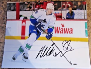 NILS AMAN SIGNIERT 8x10 MATT FOTO ABBOTSFORD CANUCKS VANCOUVER CANUCKS (A) - Bild 1 von 2