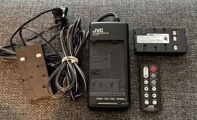 Adaptador de CA JVC AA-V11U, batería BN-V12U, control remoto RM-V705U Foto 1 de 3