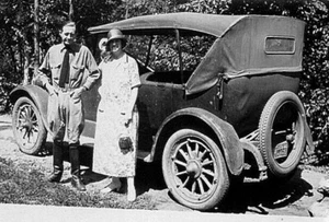 1925 Young Couple REO Automobile Amateur Photo Car Picture b/w Rapid City - Picture 1 of 4