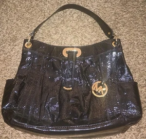 Bolso de hombro Michael Kors charol negro herrajes dorados  - Imagen 1 de 10