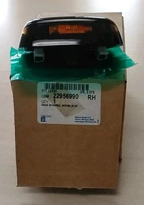 Genuine GM 2007-2014 Chevrolet GMC Right Side Roof Clearance Outer Lamp 22956990 - Picture 1 of 3