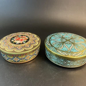 Lotto 2 pezzi vintage decorativi rotondi metallo latta Boho MCM fattoria nonna cottage nucleo - Foto 1 di 9