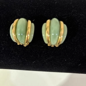 WUNDERSCHÖNE KENNETH JAY LANE KJL KUNSTJADE VERGOLDET HALBCREOLEN KUPPEL CLIP OHRRINGE - Bild 1 von 14