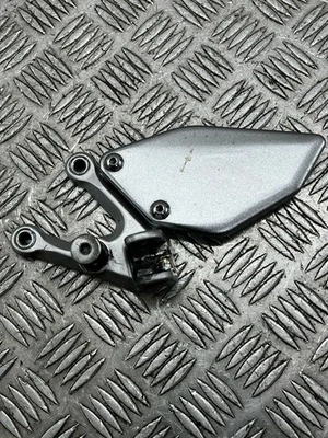 Soporte de suspensión reposapiés delantero izquierdo Yamaha MT 03 2019 2016 - 2019 Foto 1 de 4