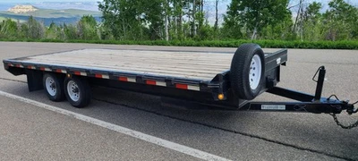 Remolque Wrangler usado de plataforma plana, 8' x 20', cubierta, ejes dobles, tapa de 10.000 lb. Foto 1 de 4