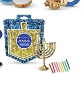 American Girl Mystery Hanukkah Collection - MENORAH - Confezione Nuova Sigillata - Foto 1 di 2