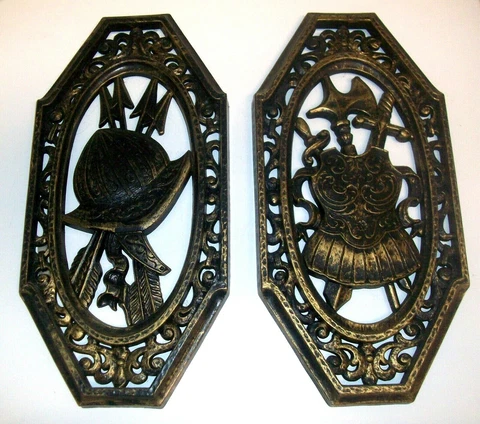TWO HOMCO MEDIEVAL RENAISSANCE "COAT OF ARMS" WALL PLAQUES SPANISH BLACK/GOLD Cover