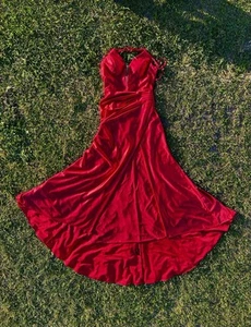 Elegant Red Satin Gown with Thigh-High Slit Perfect for Prom or Formal Events - Picture 1 of 3