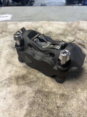 Pinza de freno delantera izquierda Triumph Daytona 660 OEM T2027950 D660 como nueva Foto 1 de 4