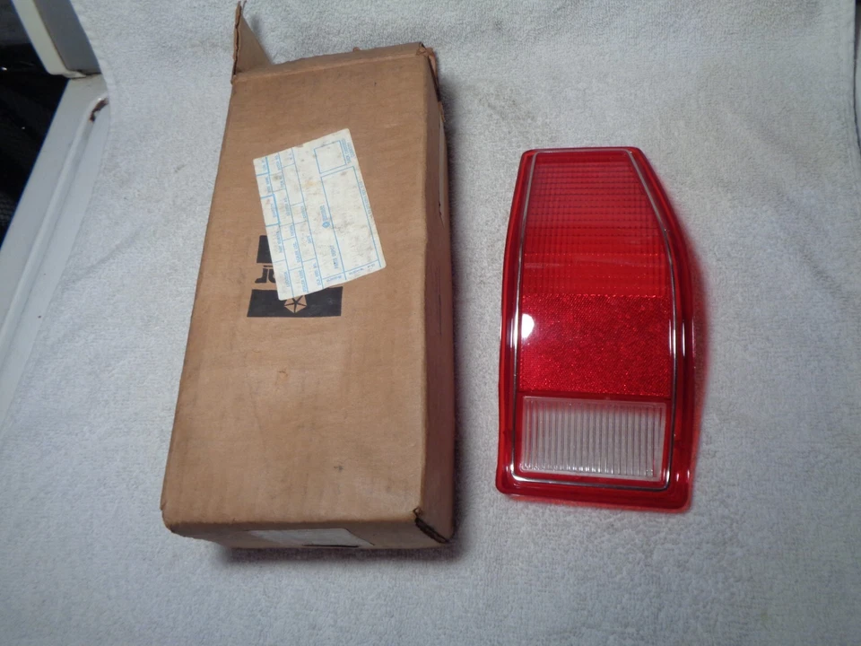 Новый из старых запасов Mopar 1976-80 Plymouth Volare универсал правый задний фонарь объектив - Изображение 1 из 1