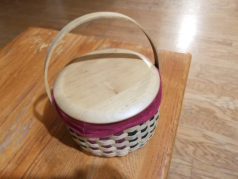 Longaberger Round Basket with Lid, protector paprika liner red green Christmas Cover