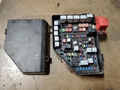 Cadillac STS 2008 2009 2010 caja de fusibles delantera Foto 1 de 2