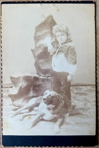 Tarjeta de gabinete antigua niño de pelo largo con su perro grande Id’d Eddie Ehrhart - Imagen 1 de 3