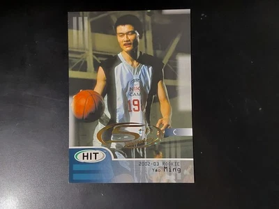 Tarjeta de novato Yao Ming 2002 Sage Hit versión sello Houston Rockets baloncesto radiocontrol Foto 1 de 2