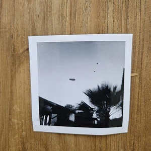 DIRIGIBILE GOODYEAR VINTAGE ANNI 60 CHE VOLA SOPRA LE CASE A LOS ANGELES CA. FOTO - Foto 1 di 5