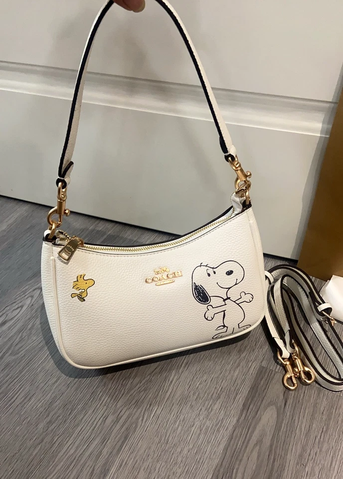 COACH x PEANUTS Teri bolsa de ombro Snoopy giz branco CBJ76 tomada nova dos EUA - Imagem 1 de 4