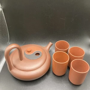 Chinesische Teekanne mit 4 Tassen Set Yin Yang Design auf Deckel Vintage - Bild 1 von 12
