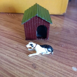 BRITAINS DOG KENNEL - GREEN / RED Including Dog Plus 4 additional dogs - Picture 1 of 7