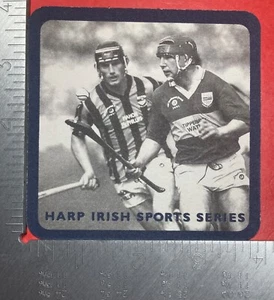 HURLING 1997 ARPA GUINNESS SLIOTAR HURLEY SPORT MONTAÑA RUSA DE CERVEZA CUADRADA DE 4 PULGADAS - Imagen 1 de 2