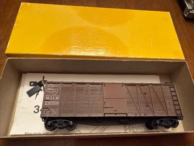 Accurail HO Scale Kit#4004 Milwaukee Road Prebuilt & Weathered 40' Boxcar 716966 - Image 1 of 4