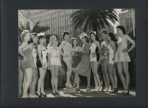 MARIA MONTEZ + OTROS 9 EN TRAJES DE BAÑO - FOTO DE JOSEPH JASGUR - PASTEL DE QUESO AÑOS 40 - Imagen 1 de 2