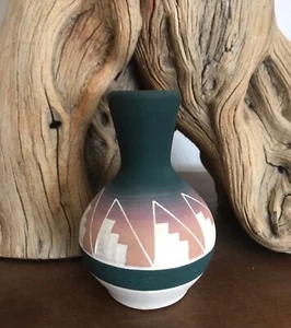 1970s Antique VASE POTTERY Williston North Dakota SIGNED Swallow Sioux - Picture 1 of 9
