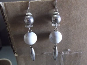 1 Par de Pendientes Colgantes Antiguos 2" pulgadas Acrílico Tono Plata y Blanco con Motas Negras - Imagen 1 de 7