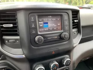 Camión RAM 2019-2024 UAA SiriusXM Radio Uconnect 3 con pantalla de 5 pulgadas - Imagen 1 de 4