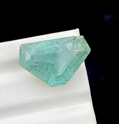 Piedra preciosa suelta de 25,35 quilates de corte natural calentada en forma de billón de Afganistán Foto 1 de 4