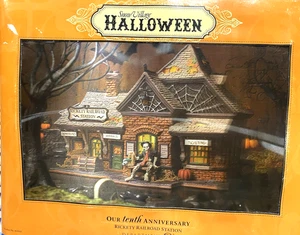 10th Anniversary Dept 56 Rickety Railroad Station Halloween Snow Village #800000 - Bild 1 von 10