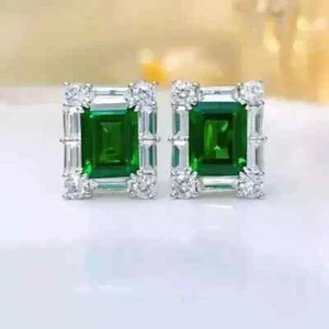 Aretes con halo de corte esmeralda verde natural de 3,5 quilates enchapados en oro blanco de 14 quilates - Imagen 1 de 7