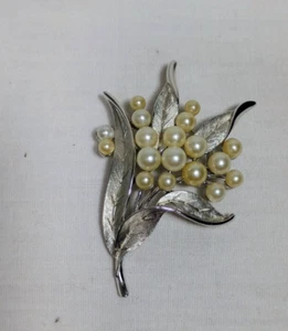 Vintage Crown Trifari Silver Tone Faux Pearl Cluster Flower Brooch - Picture 1 of 8