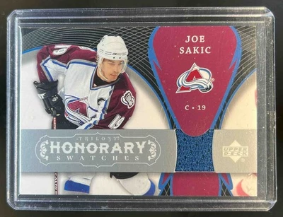 Camiseta Honoraria Joe Sakic 2007-08 Upper Deck Trilogy #HS-JO Avalanche Foto 1 de 2
