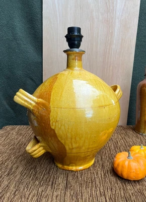 Grand pied de lampe en céramique émail jaune doré conscience potier Rhône XXème - Photo 1/4