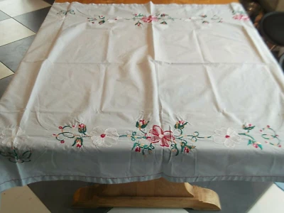 Nappe en coton fin bleu ciel avec  broderies couleurs ( 153 x 106 cms ) - Photo 1/4