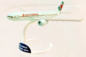 Kinder Überraschung Ei zwei Flugzeuge Air Canada Airbus A330-300 - Bild 1 von 2
