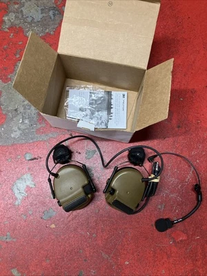 Auriculares de comunicación única 3M PELTOR ComTac III/SWAT-TAC con micrófono Boom y adaptadores ARC Foto 1 de 4