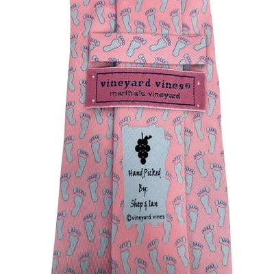 Gravata masculina Vineyard Vines pés rosa cetim seda 3,5" (L) x 61" (L) excelente estado usado - Imagem 1 de 4