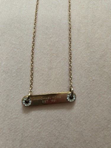 Collana con ciondolo placca logo pavè Michael Kors tono oro