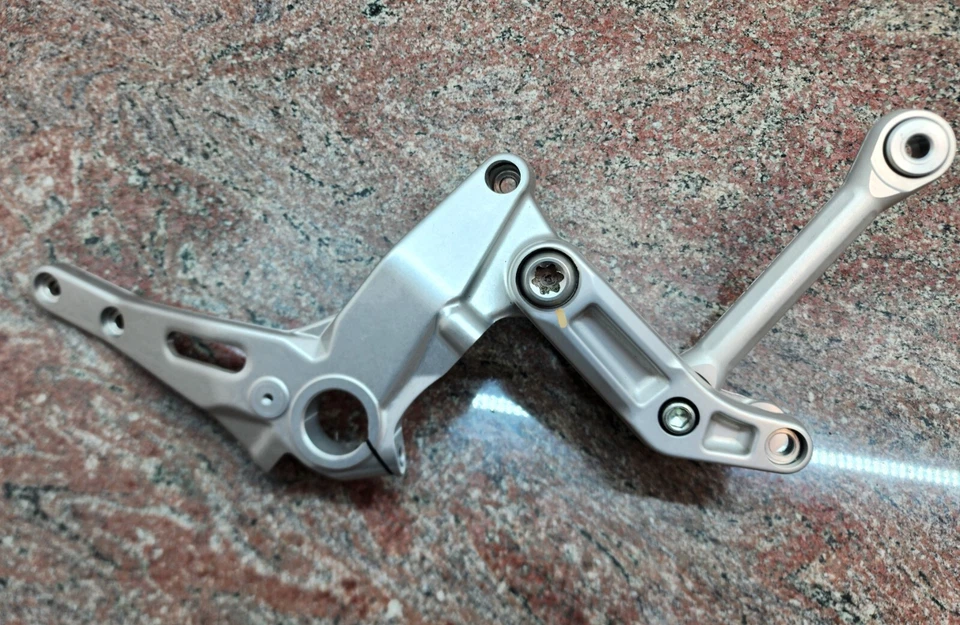 Suporte de montagem de link de suspensão traseiro 12-23 Ducati Panigale fabricante de equipamento original 37231631A - Imagem 1 de 4