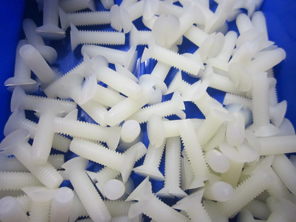 Lot of 100 10-32 Nylon Flat Head Machine Screws 11/16" Long NEW - Image 1 of 1