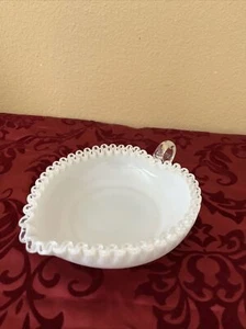 Fenton Silver Crest Leche Vidrio Prensado Corazón Hoja Forma Caramelo Plato Mango - Imagen 1 de 12
