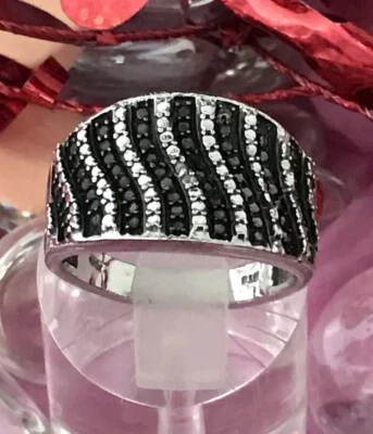 Anillo con detalles de diamantes negros y diamantes de la colección KARIS en latón vinculado platino talla 10 Foto 1 de 4
