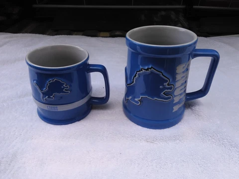 2x Detroit Lions NFL 3D Coffee Mugs  Blue and Gray Raised Lion w/ Logo Cover