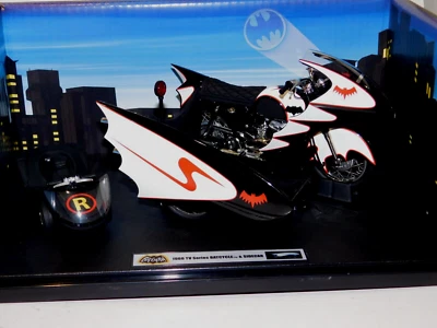 BATMAN BATCYCLE & ROBIN SIDECAR 1966 HOTWHEELS R0006 1:18 - Immagine 1 di 4