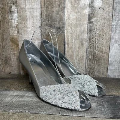 Mujer Stuart Weitzman Vintage Plateado Encaje Estrás Peep Toe Tacones Talla 7.5 M Foto 1 de 4