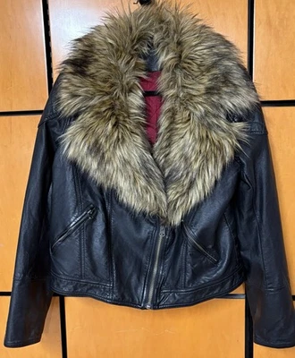 Jaqueta de Moto Vegana Preta Free People com Gola de Pele Sintética Removível Grande - Imagem 1 de 4